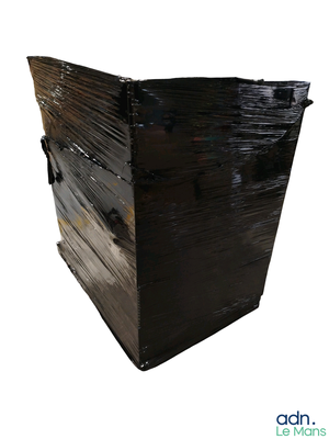 a picture of a large wooden box with a lid
