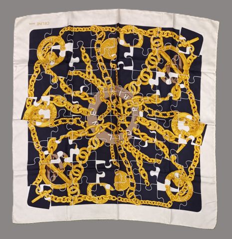 CELINE Paris. Carrée de soie motif chaîne sur fond marine. (Petit