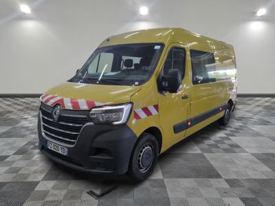La camionnette jaune est garée dans une grande pièce au sol carrelé.