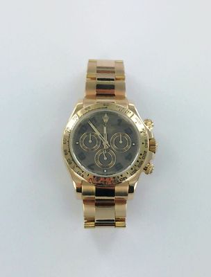 une image d'une montre-bracelet en or sur une surface blanche