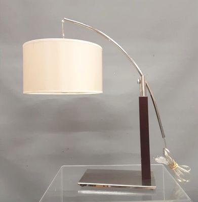 ALUMINOR. Lampe de bureau avec piètement en chrome et bois e…