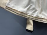 une image représentant une veste blanche sur un fond bleu