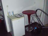une petite table et une chaise dans un coin de la pièce
