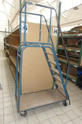 un chariot avec une échelle au milieu d'une pièce