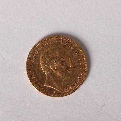 une pièce d'or sur laquelle figure le visage d'un homme