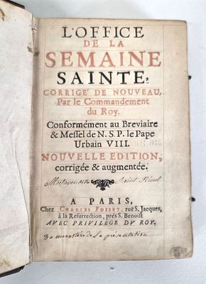 un vieux livre écrit posé sur une table