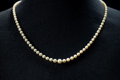 un collier de perles sur un mannequin, un mannequin, un mannequin, un mannequin, un mannequin, un mannequin, un mannequin, un mannequin, un mannequin