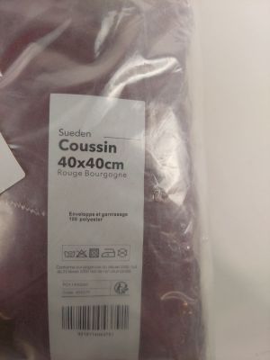 un sac de nourriture posé sur une table