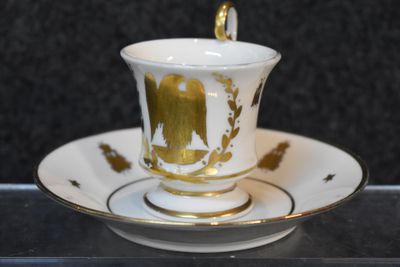 Tasse et sous-tasse en porcelaine blanche à décor d'abeilles…