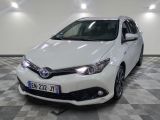 une photo d'une Toyota Corolla blanche garée dans un garage