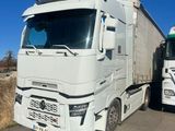deux camions blancs garés l'un à côté de l'autre sur la route