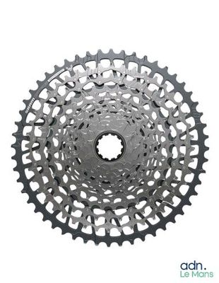 un gros plan d'une cassette de vélo sur fond blanc
