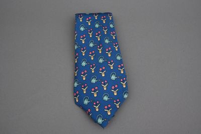 une cravate bleue ornée d'un motif de fleurs et d'oiseaux