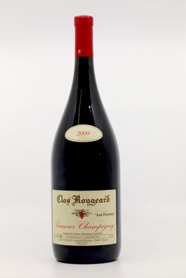 une bouteille de vin posée sur une table