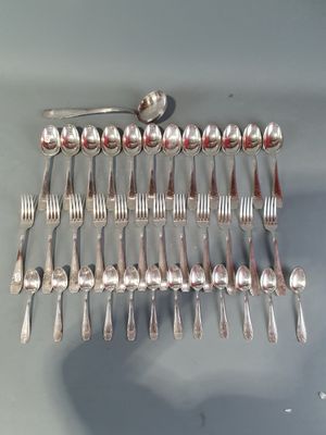 beaucoup de cuillères et de fourchettes en argent sur la table