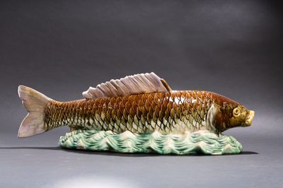 une figurine représentant un poisson posée sur une table