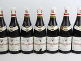 six bouteilles de vin rouge alignées