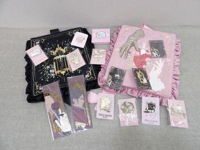 tout un tas d'objets qui traînent sur un canapé