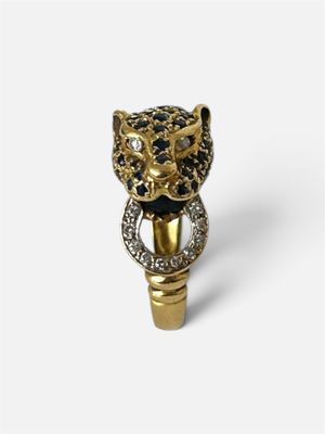 un gros plan d'une bague ornée d'une tête de léopard