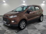La Ford Eco-Pace marron est garée sur un sol à damier