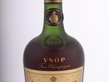 une bouteille de Courvoisier posée sur une surface blanche