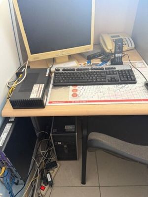 un bureau d'ordinateur équipé d'un clavier et d'un écran
