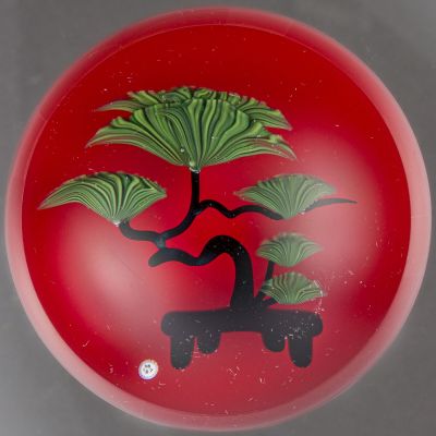 Baccarat. Presse-papiers signé et daté B 1987, à fond rouge … - Photo 1