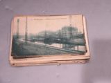 une vieille photo d'un train filant sur les rails