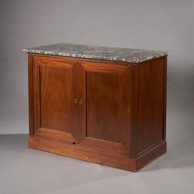 Commode à vantaux en acajou et placage d’acajou mouluré, ouv…