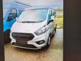 une photo d'une camionnette garée sur un parking