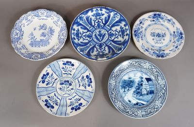 six assiettes bleues et blanches ornées de motifs, posées sur une table