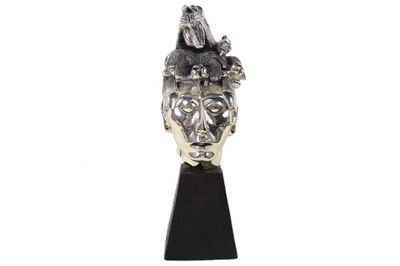 statue en argent représentant un homme avec un oiseau sur la tête