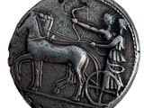 une ancienne pièce d'argent sur laquelle figurent un cheval et un homme