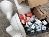 un tas de papier toilette et d'autres objets par terre
