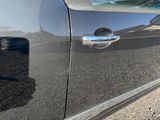 une voiture noire garée sur le bord de la route