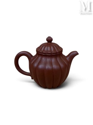 une théière marron sur fond blanc, avec un fond blanc