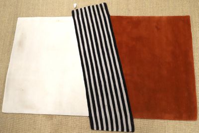 INTRESSANT TAPIS MODERNE MODÈLE "MEZZO", XXème
