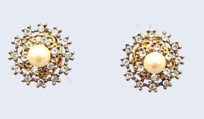 une paire de boucles d'oreilles en perles et diamants sur fond blanc