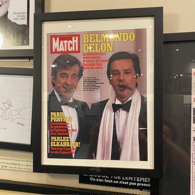 la photo d'un homme en smoking en couverture d'un magazine