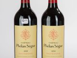 deux bouteilles de vin rouge posées l'une à côté de l'autre sur une table