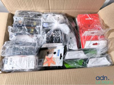 une boîte en carton remplie d'appareils électroniques et d'autres articles