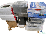 une pile de cartons et un ordinateur posés sur une palette