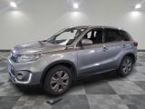 une photo d'un SUV argenté garé dans un garage