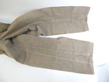 un pantalon kaki pour homme posé sur une table blanche