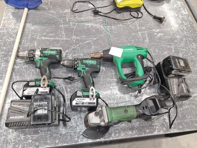 un grand nombre d'outils posés sur une table