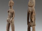 une paire de figurines en bois représentant un homme et une femme