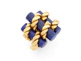 un gros plan d'une bague en or et lapis-lazuli