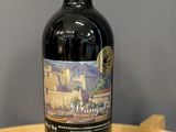 une bouteille de vin rouge posée sur une table en bois
