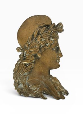 un buste antique en bronze représentant une femme coiffée d'un chapeau