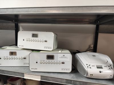 de nombreux appareils électroniques sur une étagère dans un magasin